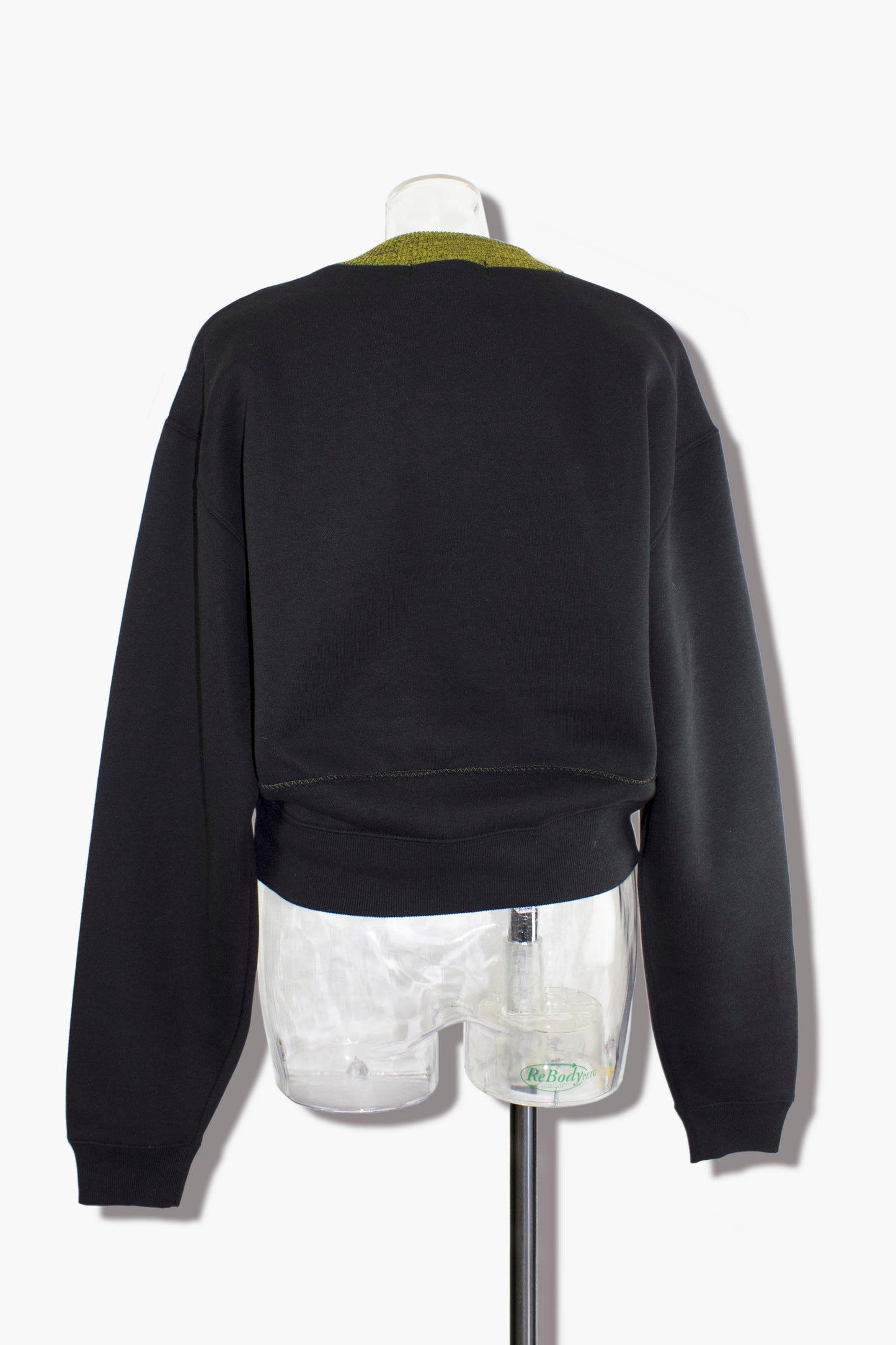 college print crop pullover / black