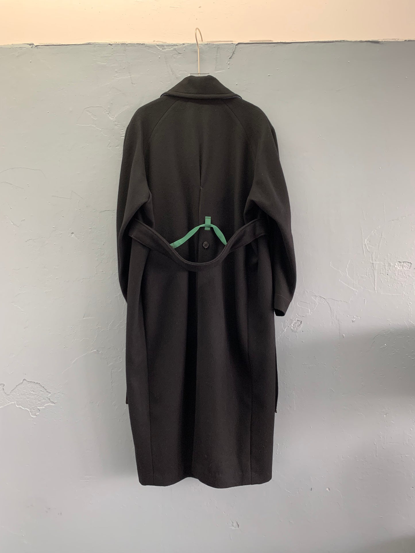 ’Alex’ wool back slit coat / black